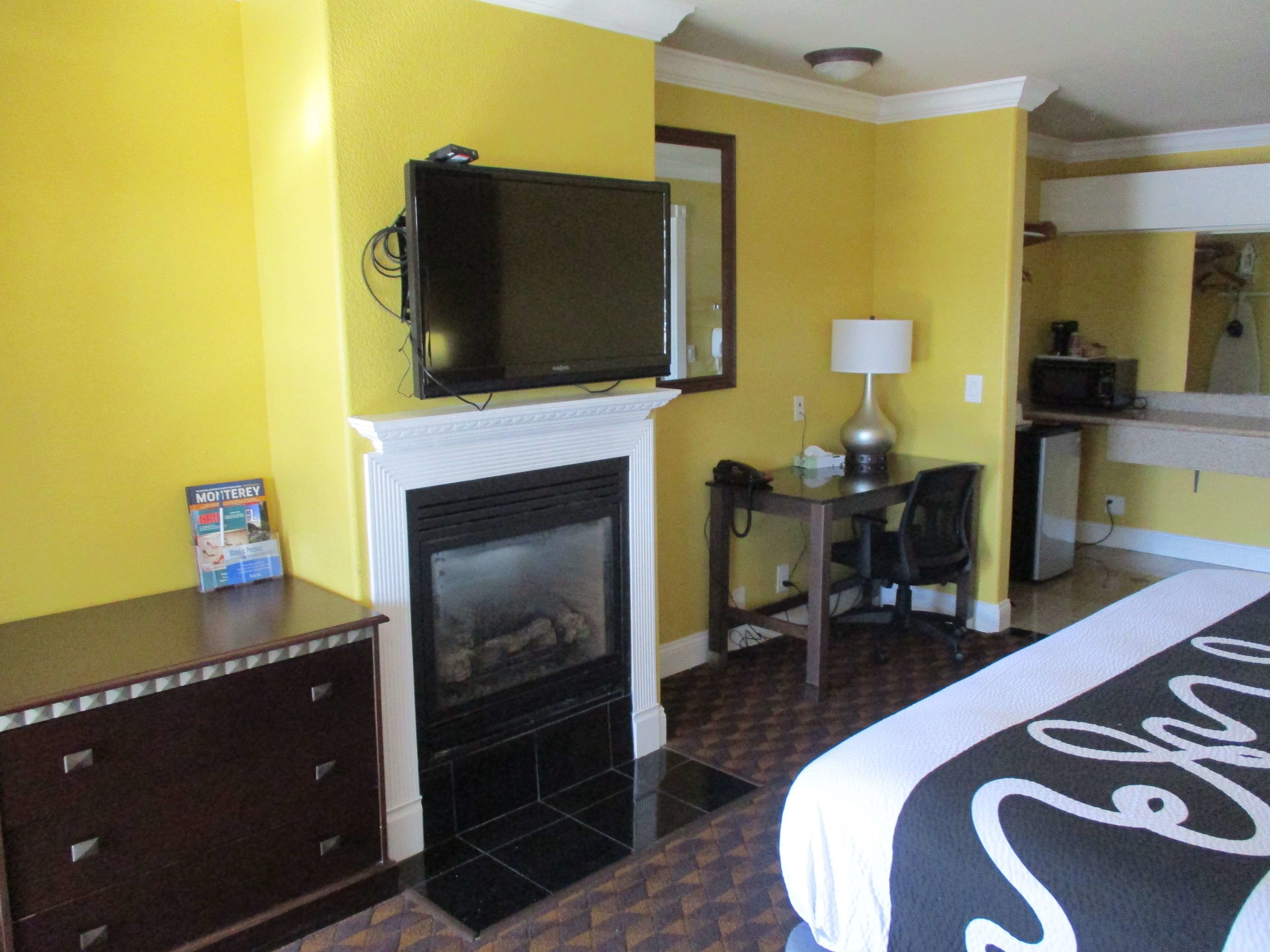 standard room, 1 king bed, non smoking, fireplace | room amenity