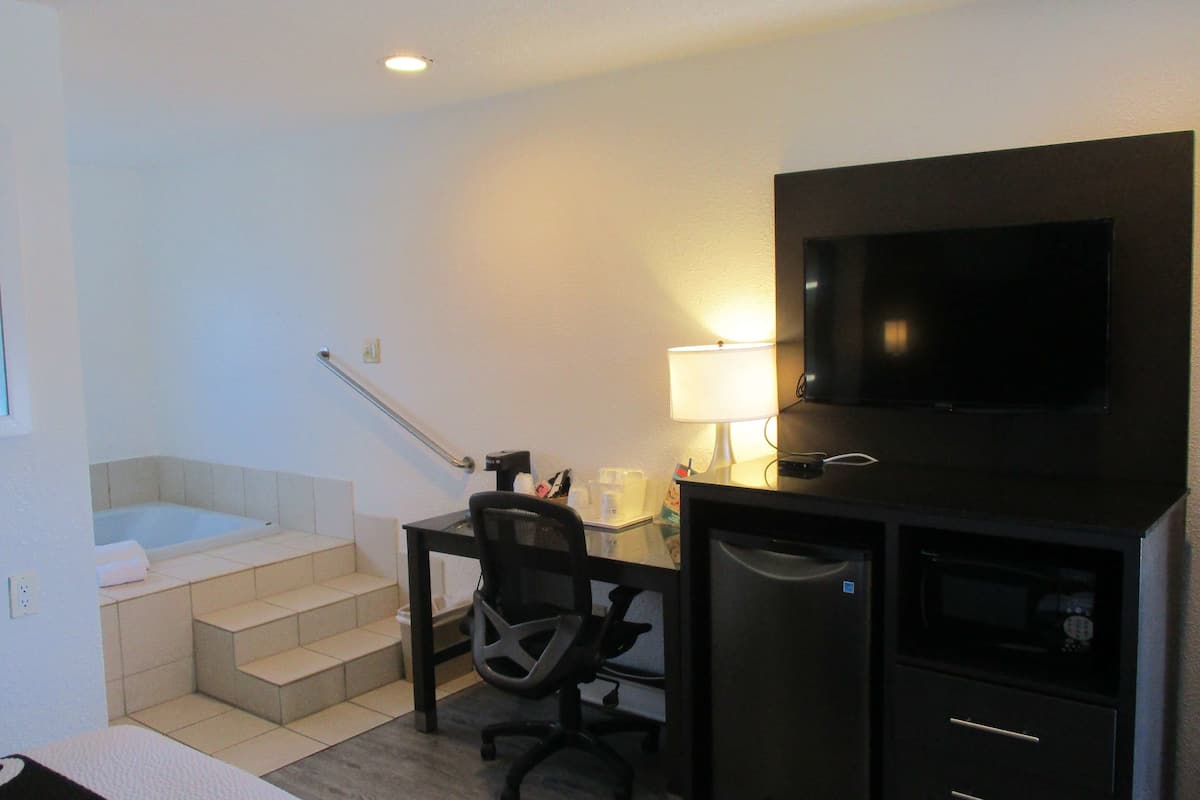 suite, 1 queen bed, non smoking, jetted tub | egyptian cotton sheets, in-room safe, iron/ironing board, bed sheets