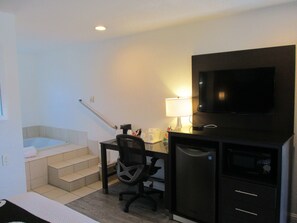 Suite, 1 Queen Bed, Non Smoking, Jetted Tub | Egyptian cotton sheets, in-room safe, iron/ironing board, bed sheets
