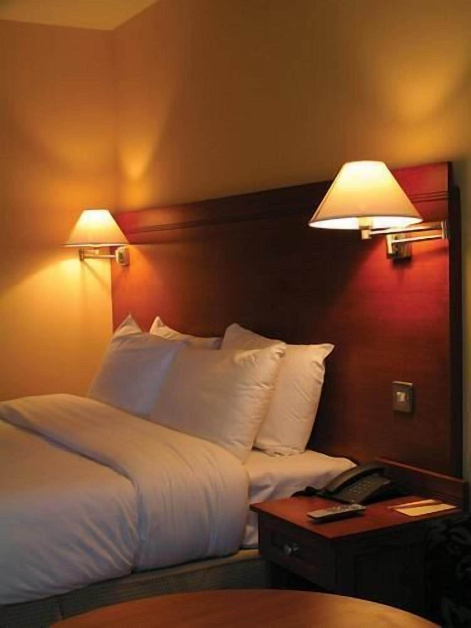 Roupas de cama premium, escrivaninha, espaço de trabalho para notebook