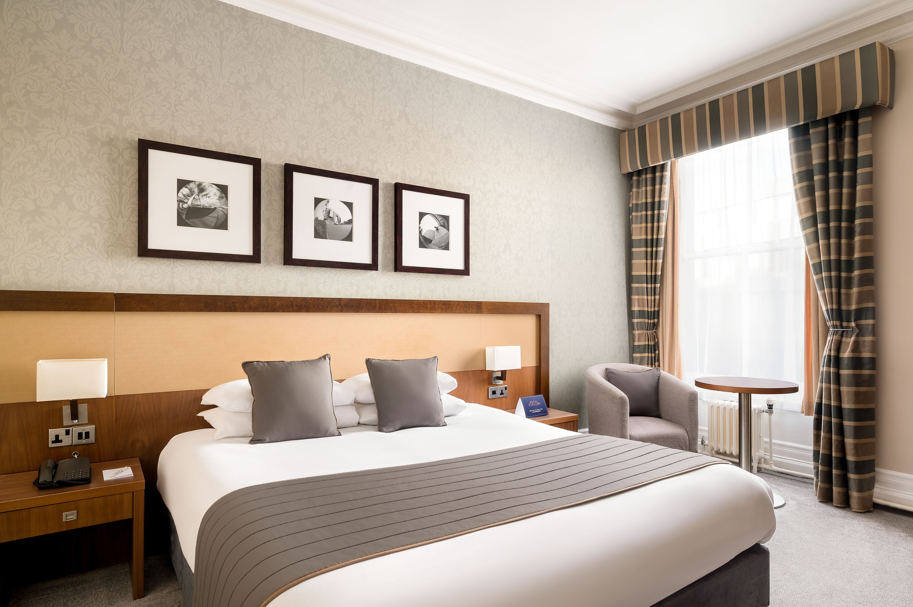 Habitación, 1 cama de matrimonio grande | Caja fuerte, escritorio, espacio para trabajar con un portátil