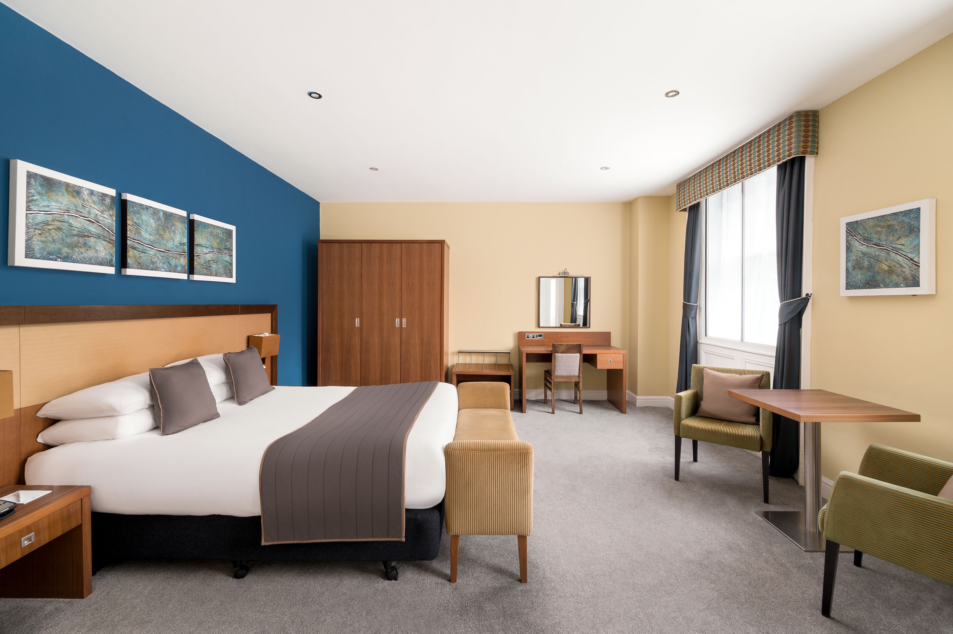 Caja de seguridad en la habitación y escritorio 