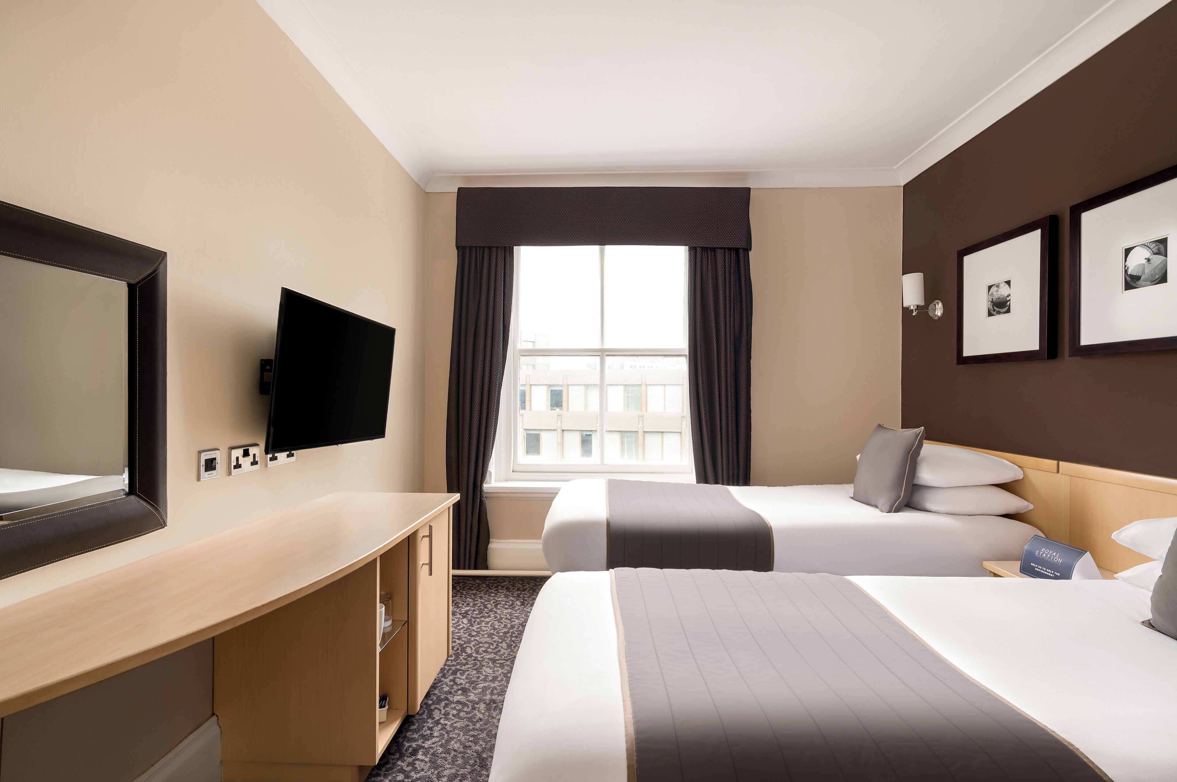 quadruple room | 1 bedroom, in-room safe, desk, laptop workspace