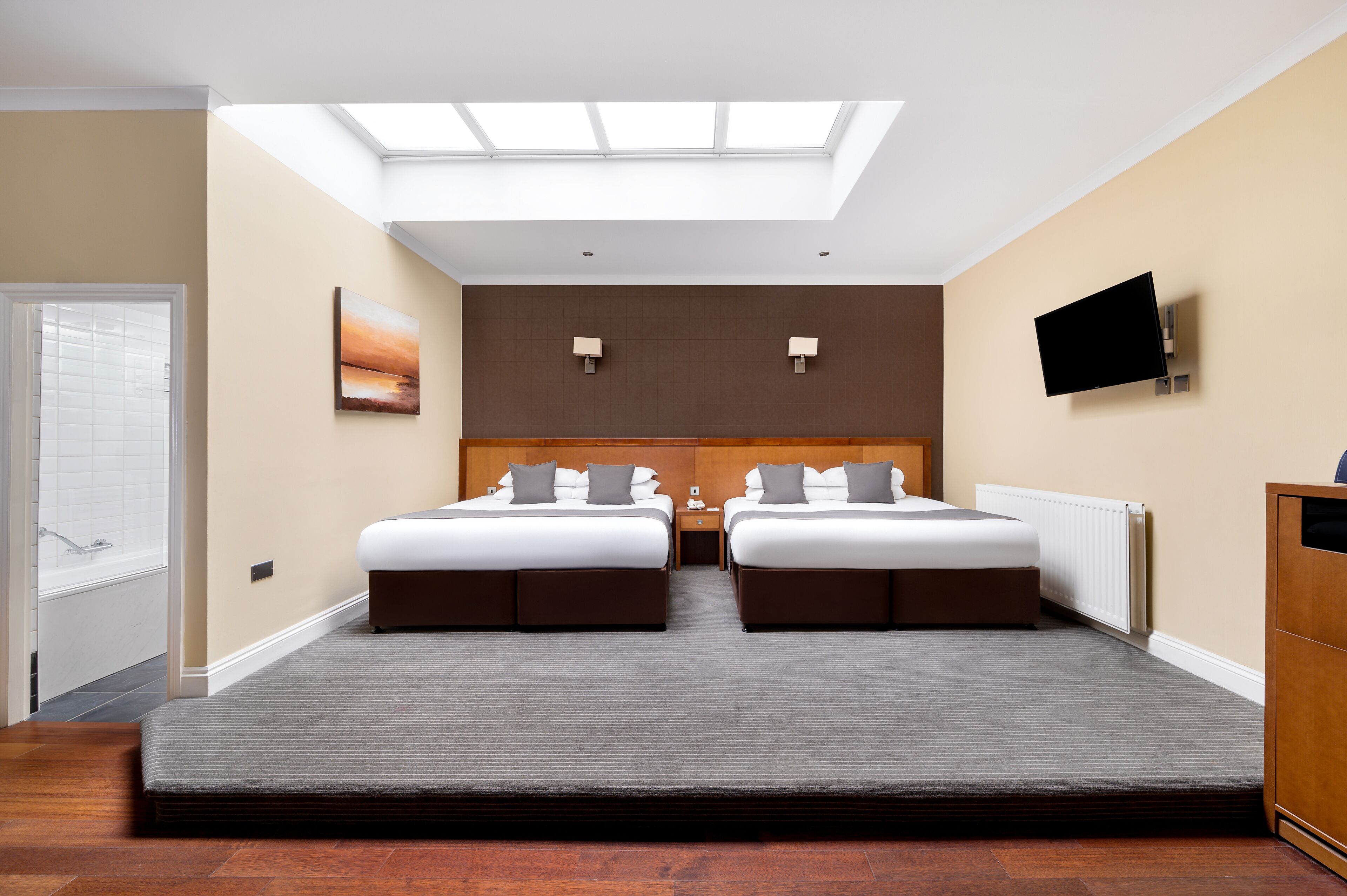 superior twin room | 1 bedroom, in-room safe, desk, laptop workspace