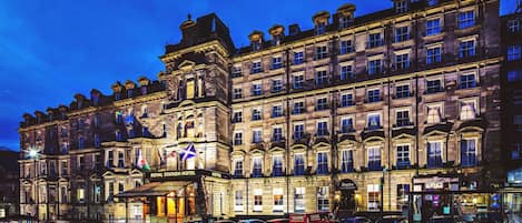 住宿正面 - 傍晚/夜晚