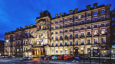 Fachada de la propiedad por la tarde o noche. Royal Station Hotel