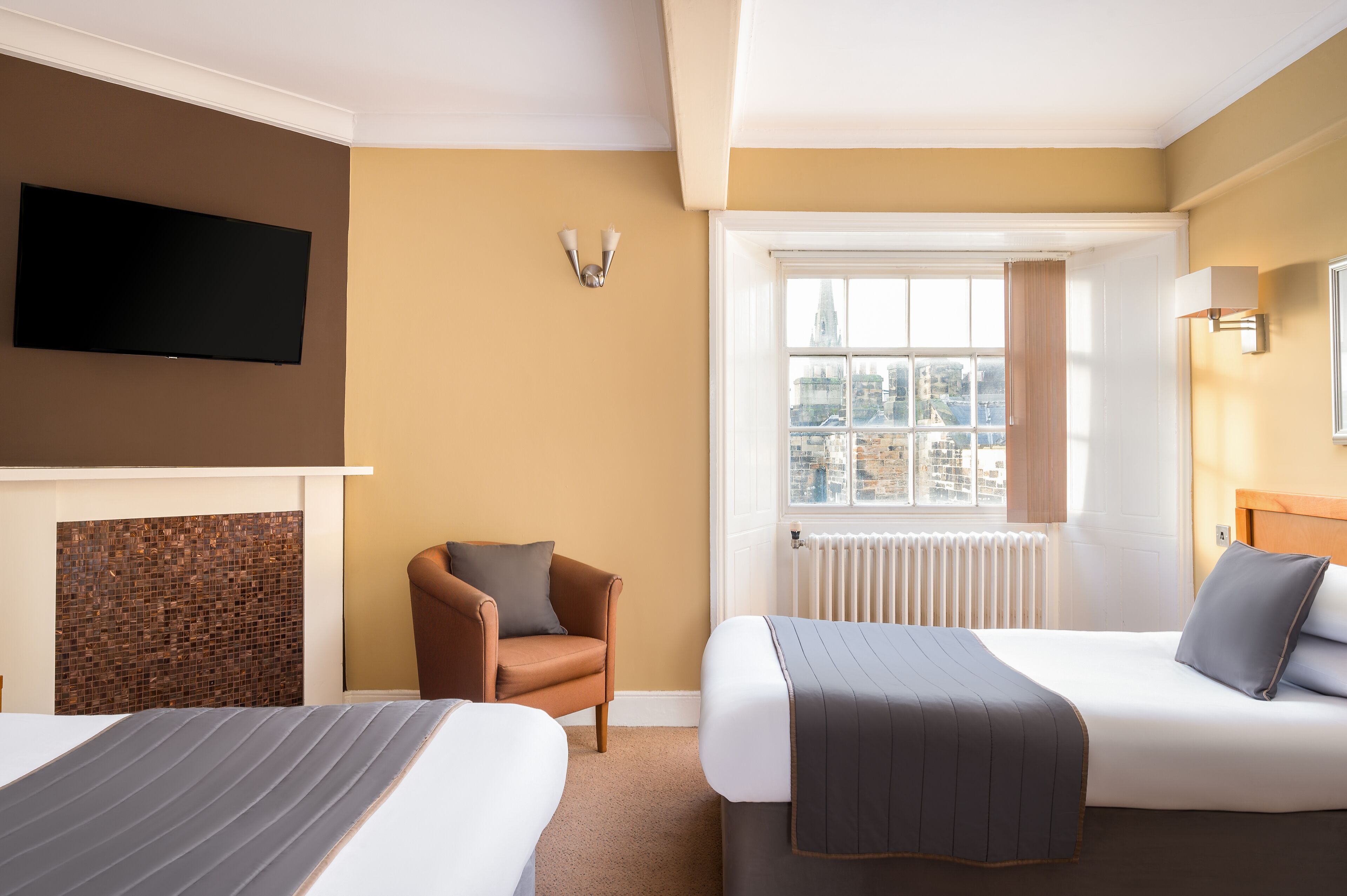 triple room | 1 bedroom, in-room safe, desk, laptop workspace