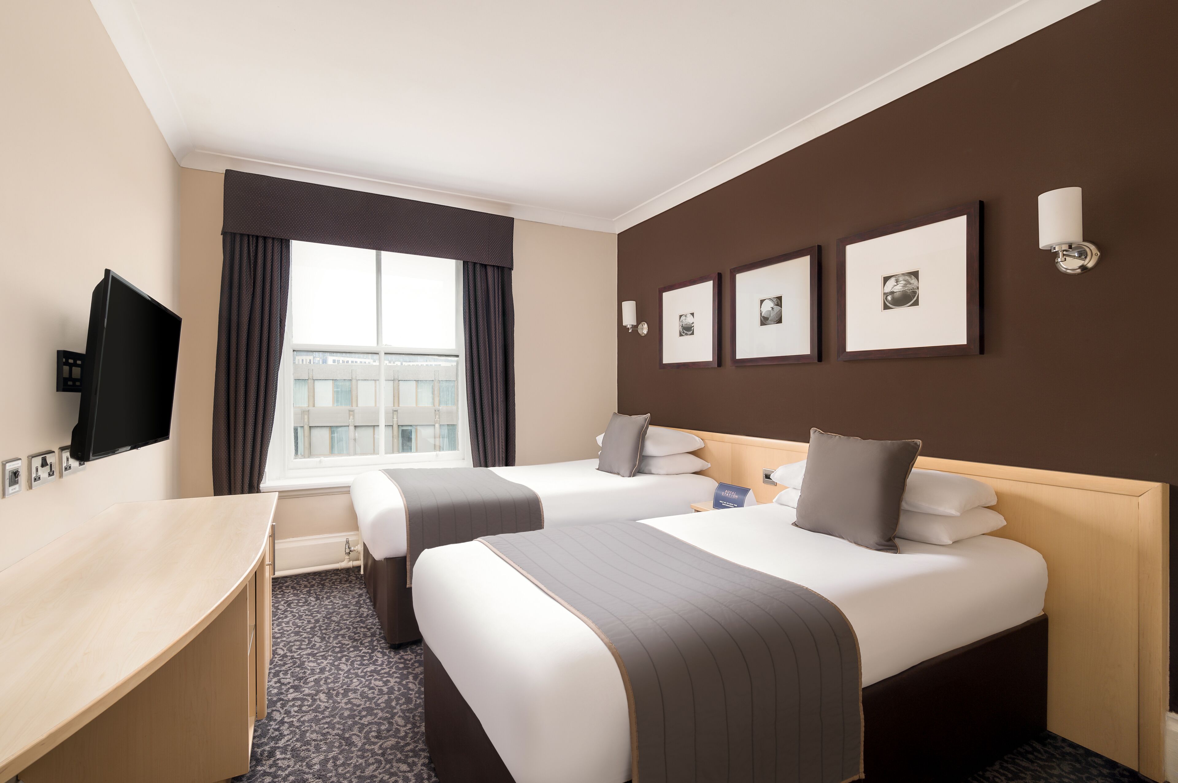 quadruple room | 1 bedroom, in-room safe, desk, laptop workspace