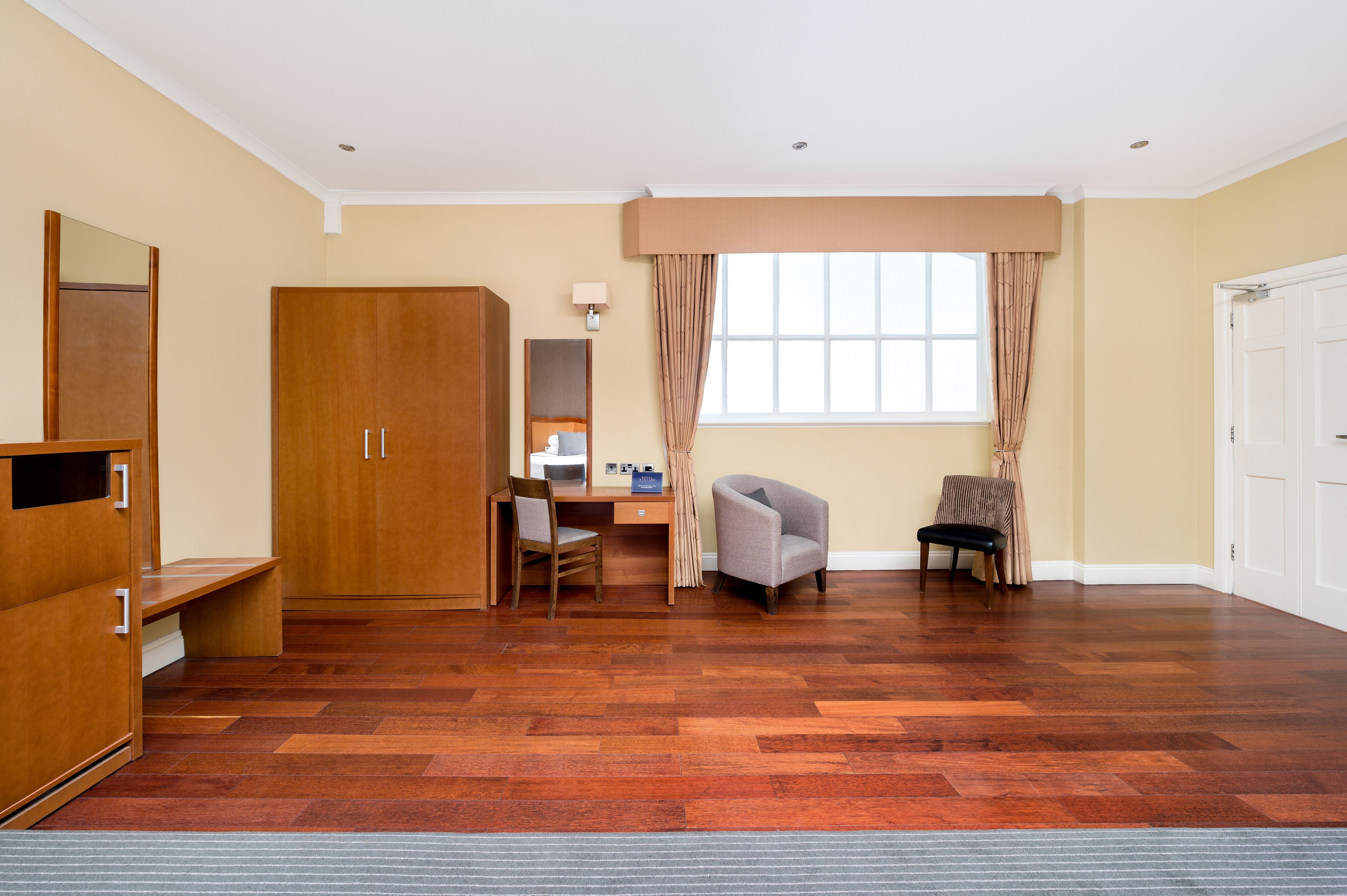 superior twin room | 1 bedroom, in-room safe, desk, laptop workspace