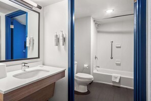Room, 1 King Bed with Sofa bed | Bathroom | Combined shower/tub, hair dryer, towels