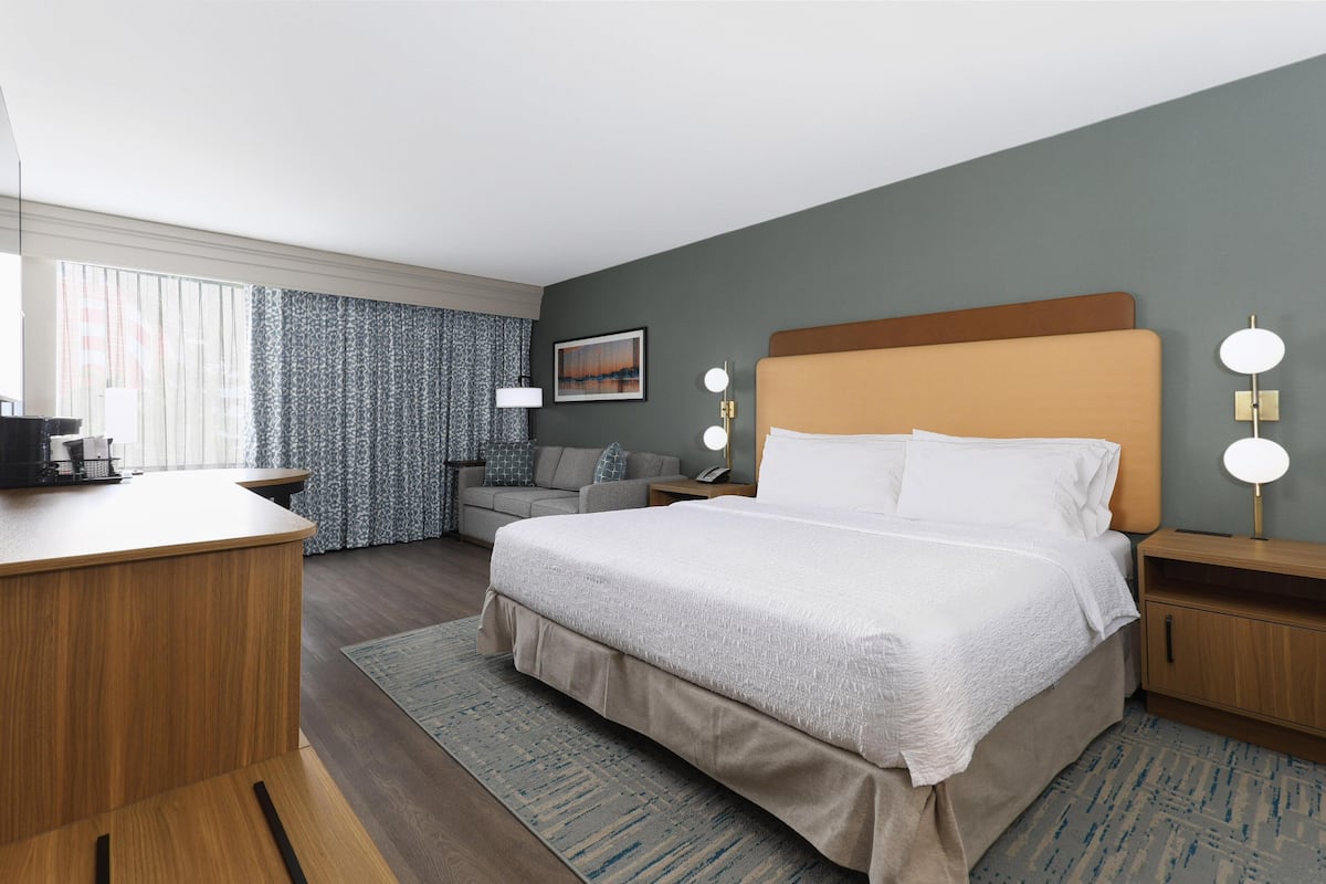 تلفزيون إل سي دي بحجم 42-بوصة يعرض قنوات تلفزيونية باشتراك مدفوع