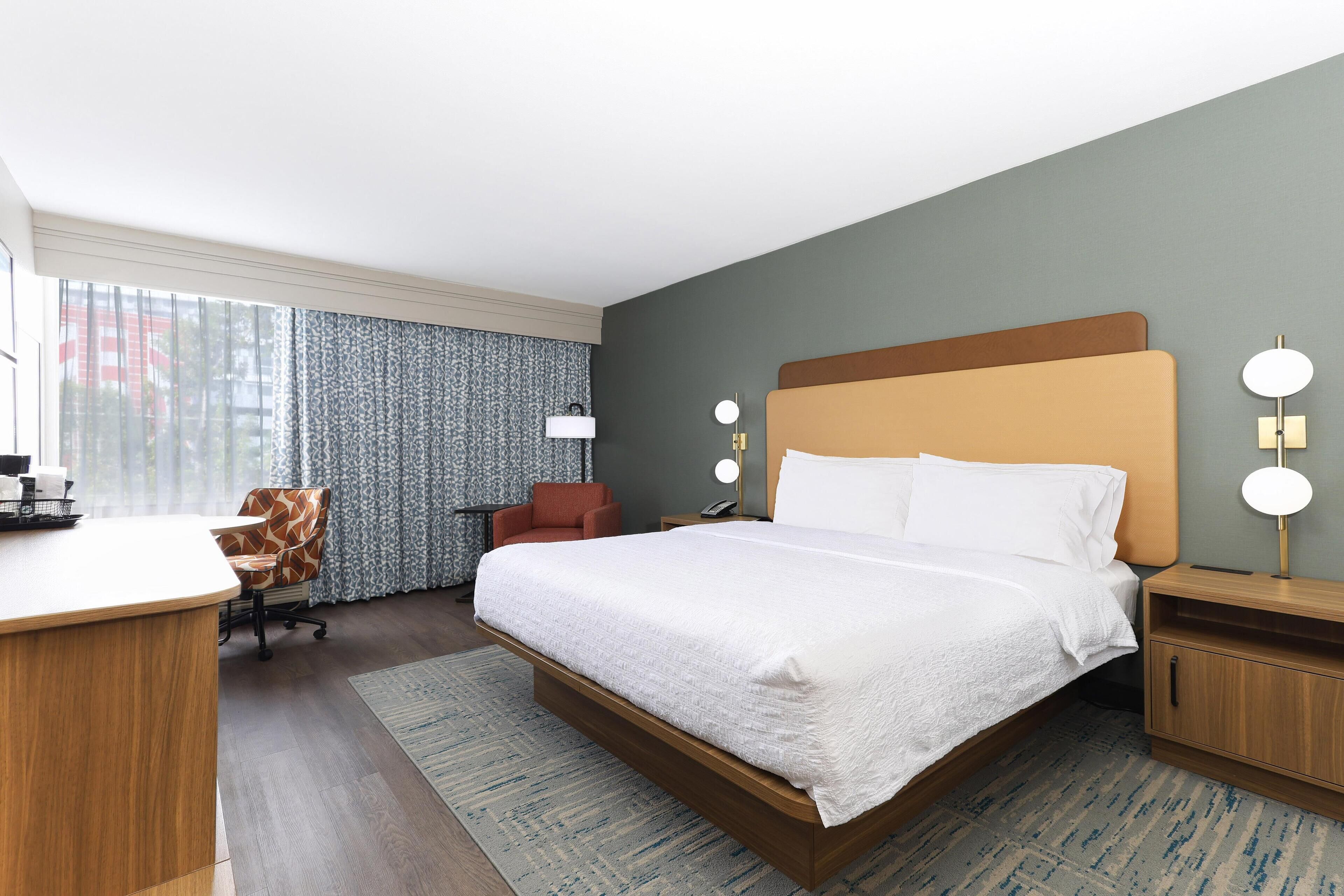 1 dormitorio, caja fuerte, escritorio y tabla de planchar con plancha