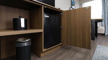 1 habitación, caja de seguridad en la habitación y escritorio