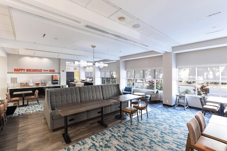 Free daily on-the-go breakfast . Hampton Inn Miami-Coconut Grove/Coral Gables