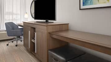 Un espacio de oficina moderno con un escritorio, una silla y un monitor de pantalla plana.