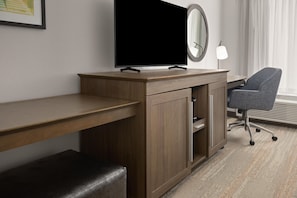Room, 1 King Bed, Non Smoking | Premium bedding, desk, laptop workspace, blackout curtains - Hampton Inn Dover (Dover)