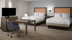 Room, Berbilang Katil | Peralatan tempat tidur premium, meja, ruang kerja komputer riba 