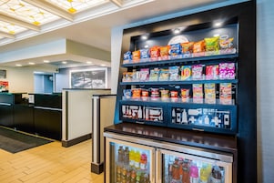 Exhibición de aperitivos con varias marcas y una sección refrigerada con bebidas.
