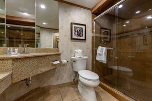 Standardzimmer, 1 King-Bett, Nichtraucher | Badezimmer | Duschwanne, Hydromassagedusche, Haartrockner, Handtücher