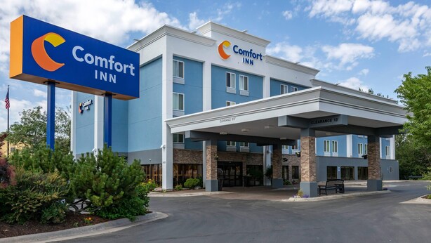 Un hôtel Comfort Inn doté d’une entrée bien visible, d’un parking couvert et d’une enseigne.