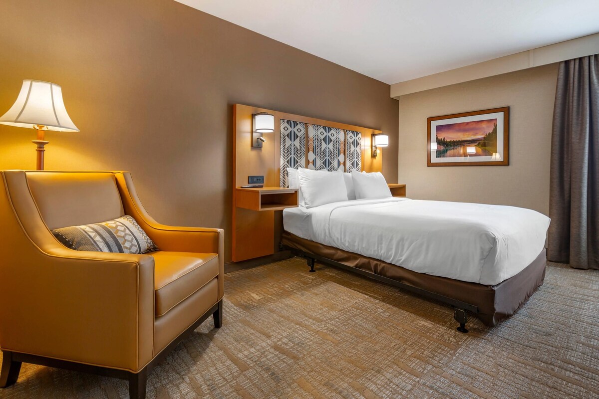 Room, 1 Queen Bed, Accessible, Non Smoking | In-room safe, desk, soundproofing, iron/ironing board