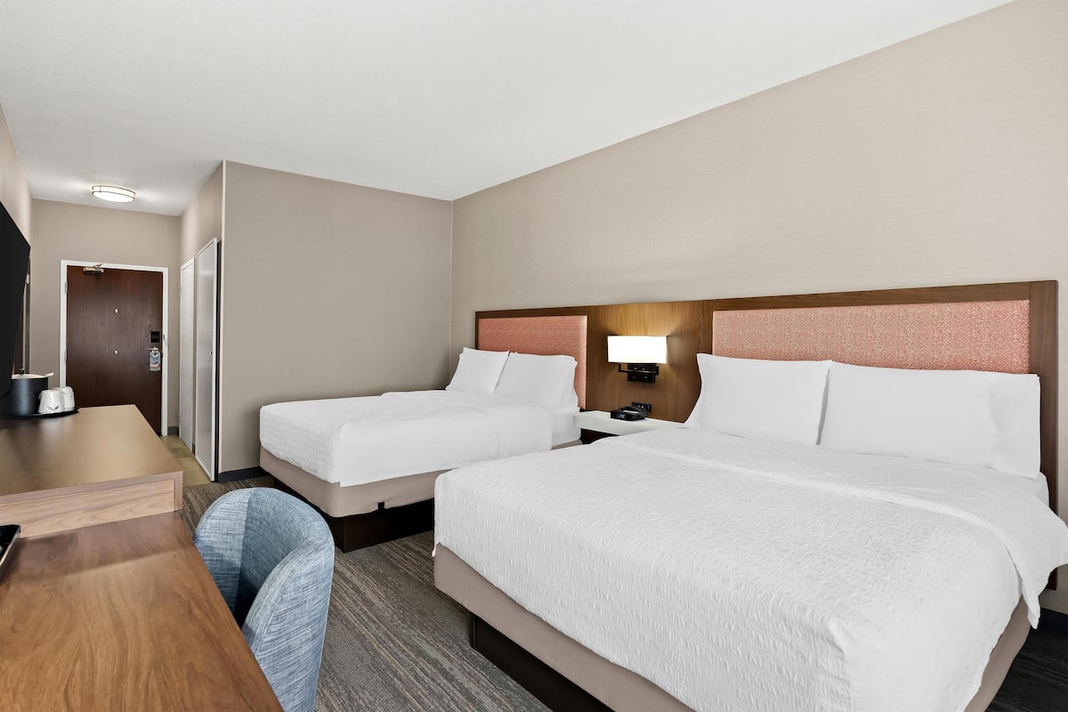 Camera, 2 letti queen, accessibile ai disabili, non fumatori | Una cassaforte in camera, una scrivania, tende oscuranti