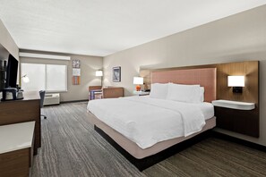 Room, 1 Katil Raja (King) dengan Katil Sofa, Non Smoking (Study) | Peti besi dalam bilik, meja, langsir/tirai gelap terus 