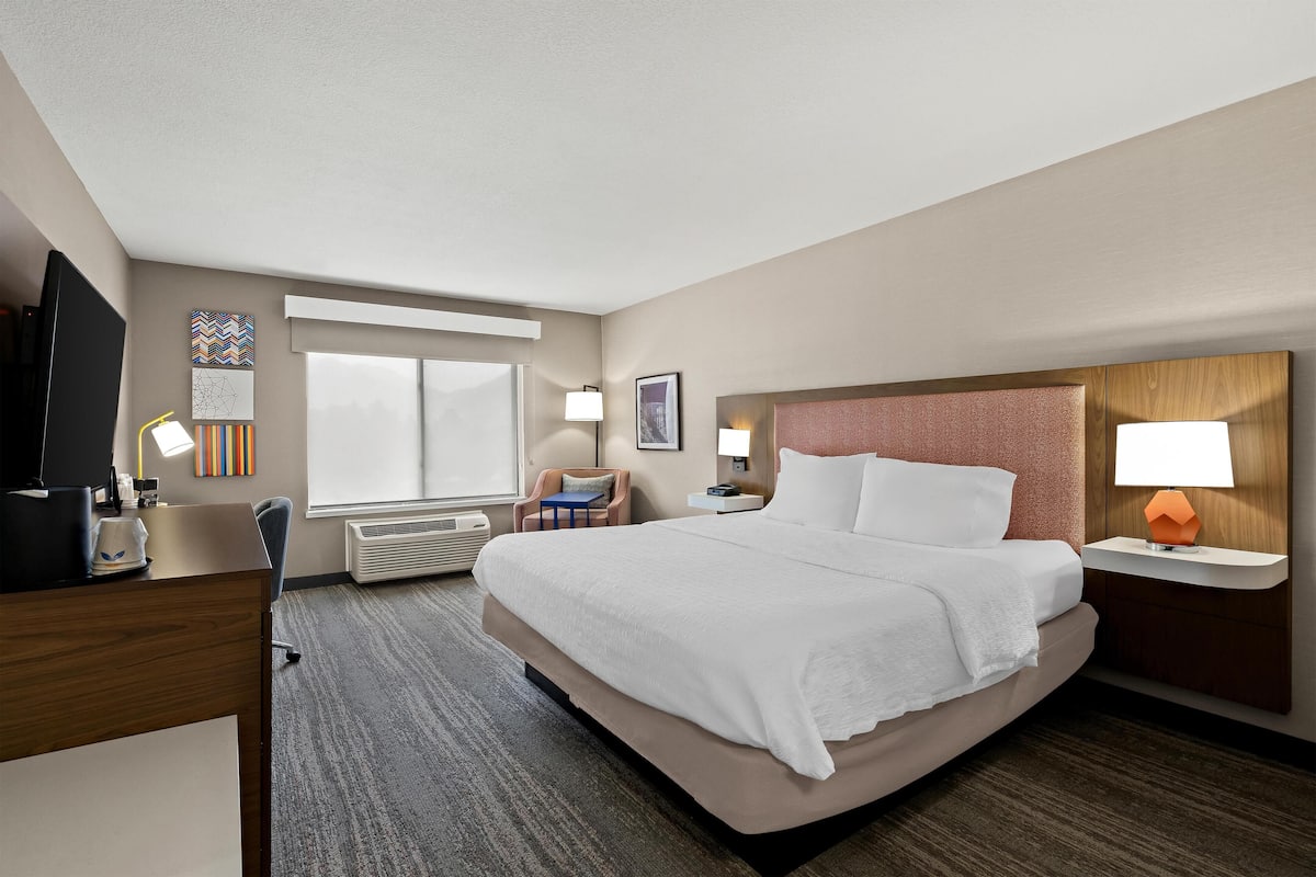 Standard con matrimoniale kingsize | Una cassaforte in camera, una scrivania, tende oscuranti