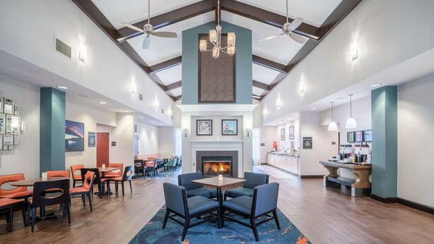 A spacious lobby with a fireplace, dining area, and bar. - Hampton Inn & Suites Nashville/Franklin (Cool Springs) (Franklin)