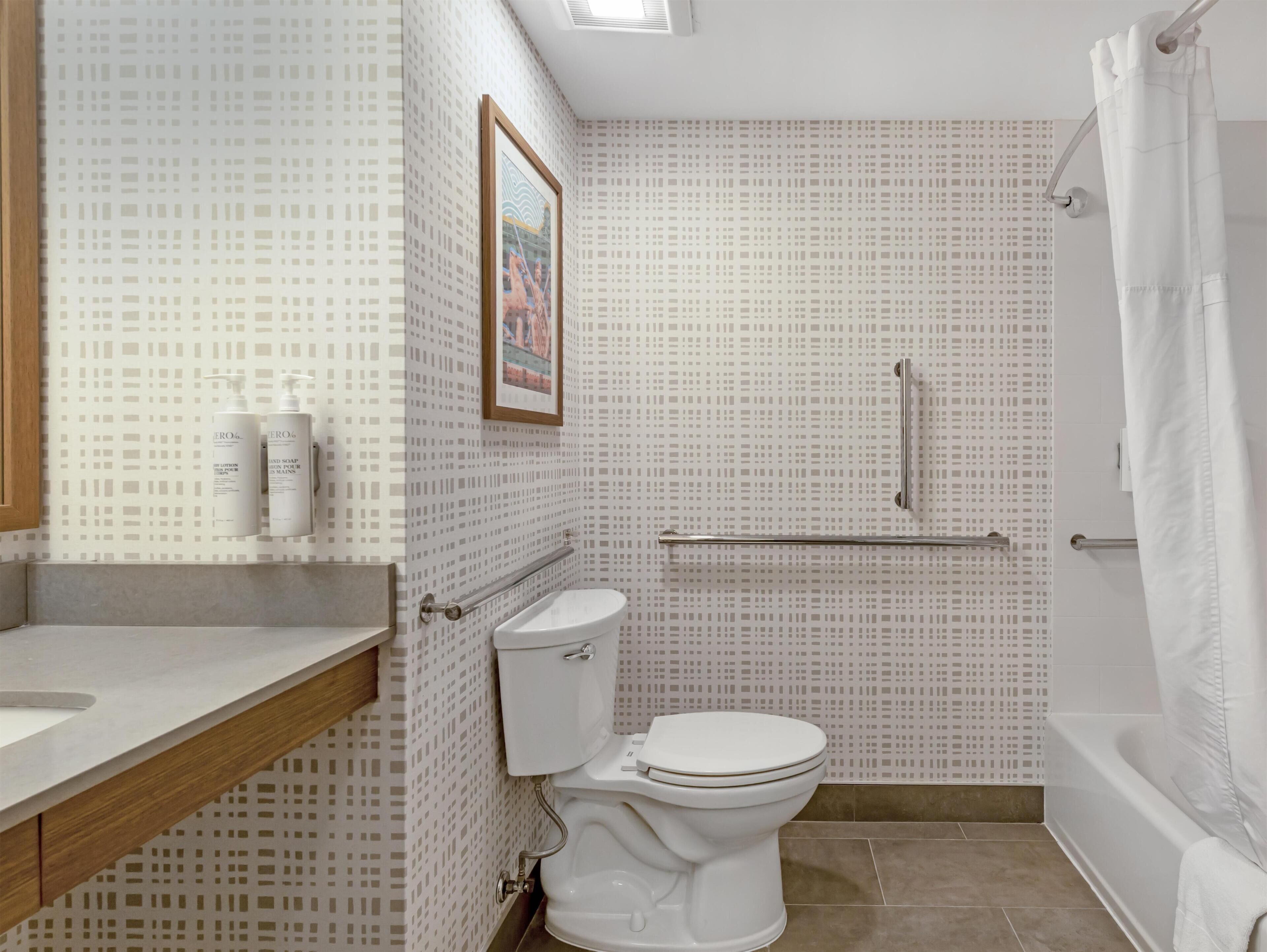 Une salle de bain avec des toilettes, une douche et un lavabo.