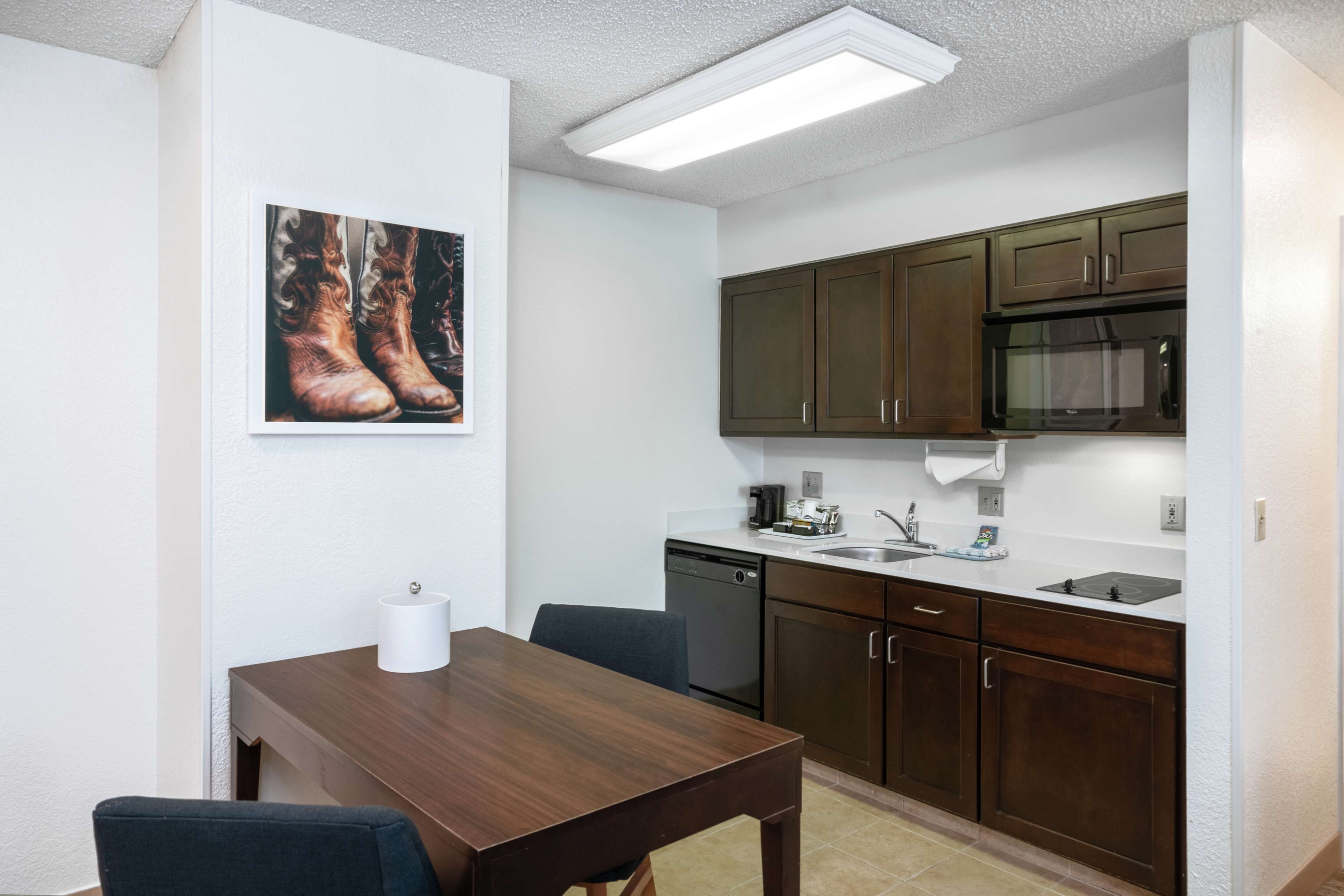 coffee/tea maker, cookware/dishes/utensils