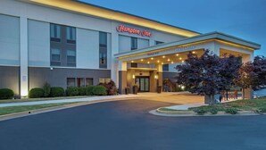 A Hampton Inn hotel with a clear entrance, a 'Welcome' sign, and a 13'6" clearance. - Hampton Inn Cullman (Cullman)