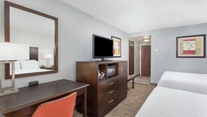 A hotel room with a bed, a desk, a chair, a television, a microwave, and a dresser. - Hampton Inn Cullman (Cullman)