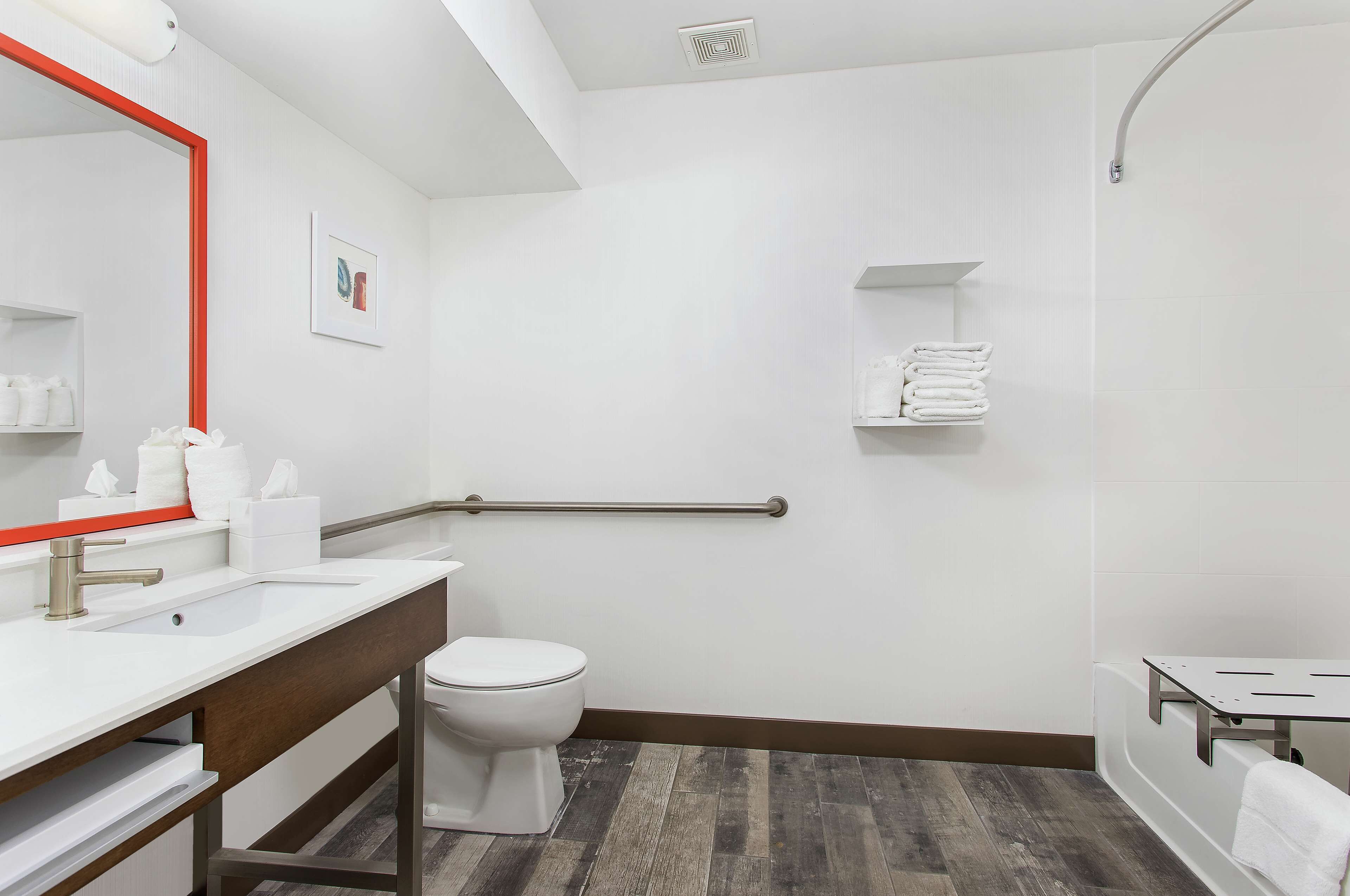 room, 1 king bed, accessible, non smoking | bathroom | free toiletries, towels