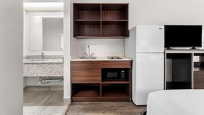 Desk, iron/ironing board (on request), WiFi (free), alarm clocks - Suburban Studios Chattanooga Northeast - Ooltewah (Chattanooga)