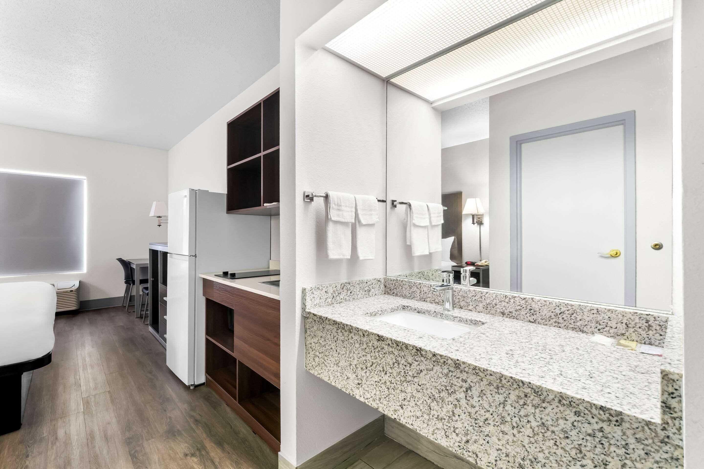 Escritorio, tabla de planchar con plancha, wifi gratis y ropa de cama 