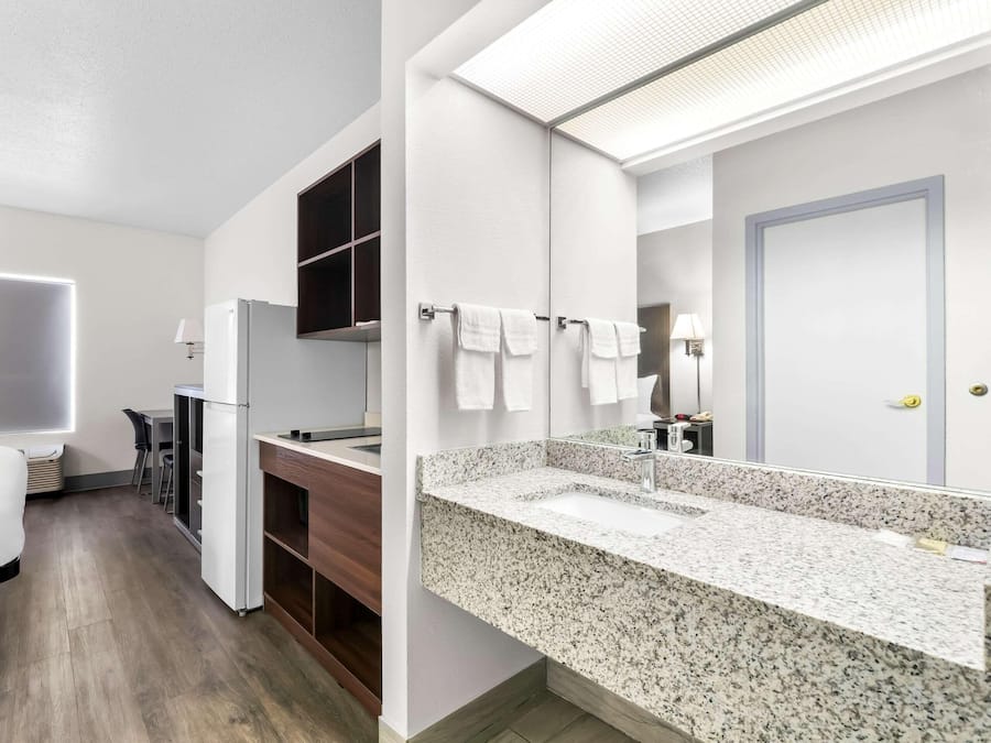 Escritorio, tabla de planchar con plancha, wifi gratis y ropa de cama