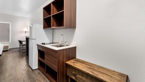 Desk, iron/ironing board (on request), WiFi (free), alarm clocks - Suburban Studios Chattanooga Northeast - Ooltewah (Chattanooga)