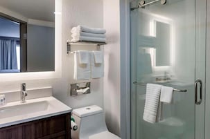 Bañera con ducha, artículos de tocador gratuitos, secador de pelo