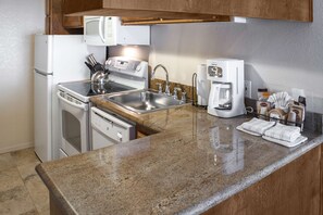 Microondas, cafetera y tetera, congelador y comedor 