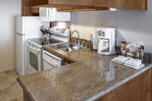 Microondas, cafetera/tetera, freezer, mesa de comedor