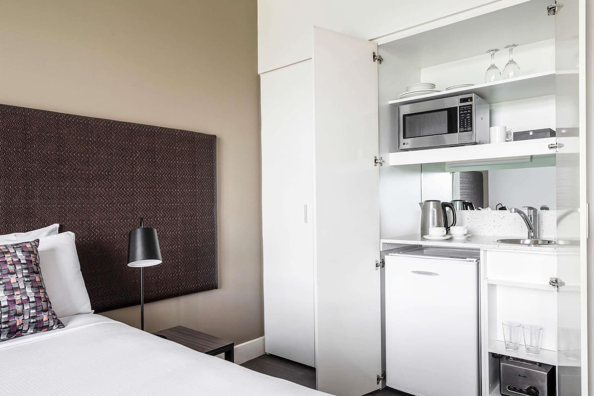 Minibar, caja de seguridad en la habitación y escritorio