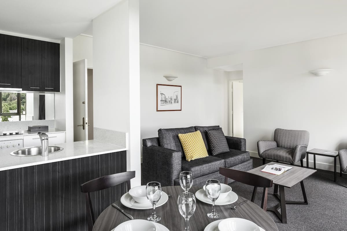 Minibar, pengeskab på værelset, skrivebord, mørklægningsgardiner