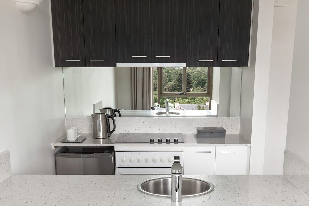 Réfrigérateur, four à micro-ondes, cafetiÚre-théiÚre