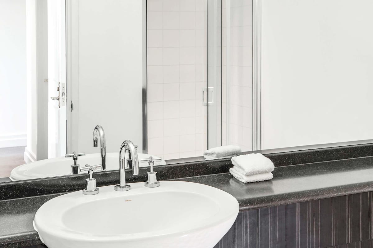 Minibar, Zimmersafe, Schreibtisch, Verdunkelungsvorhänge