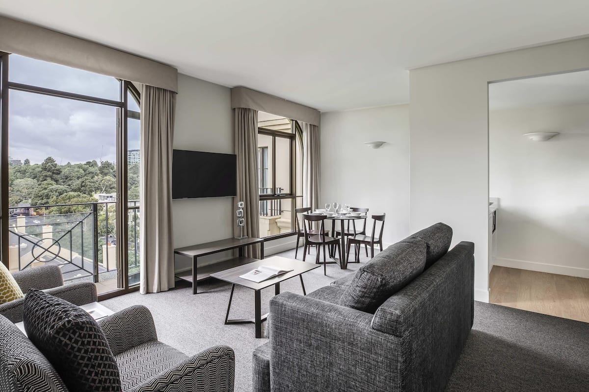 Minibar, caja de seguridad en la habitación y escritorio