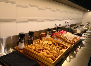 Daily cooked-to-order breakfast for a fee