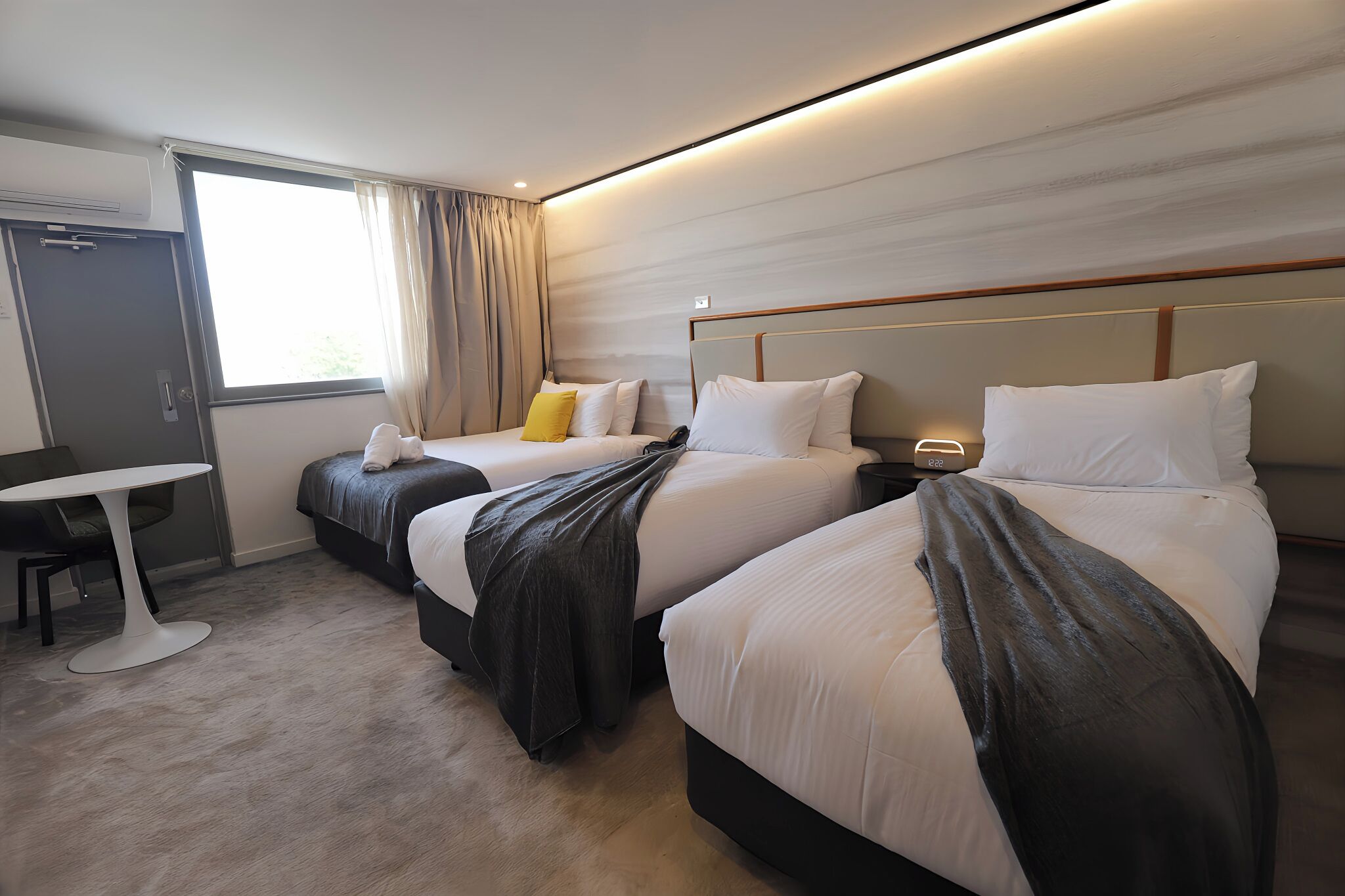 family room, non smoking | minibar, in-room safe, desk, blackout curtains