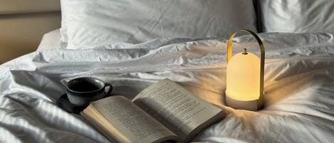 Kamer, 1 kingsize bed | Een minibar, een kluis op de kamer, een bureau, verduisterende gordijnen