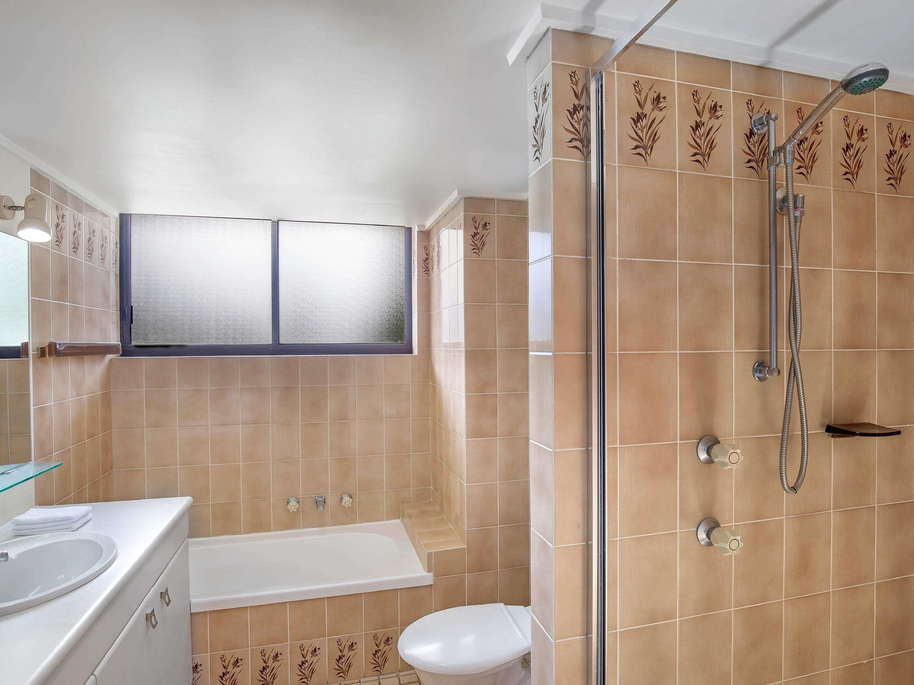 Ein Badezimmer mit Badewanne, Toilette und Dusche.